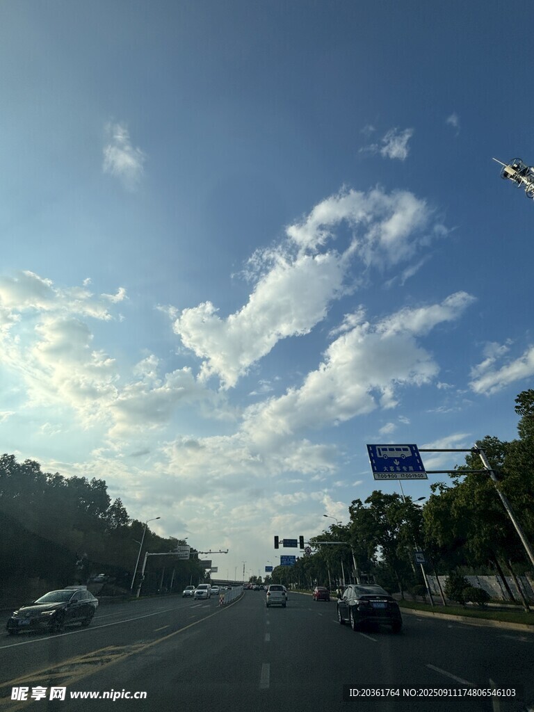 公路上的蓝天白云风景
