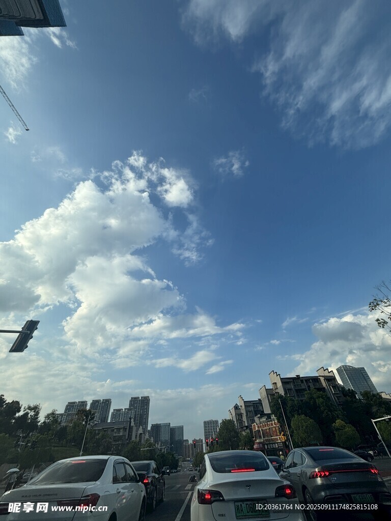 城市道路上的蓝天白云车流