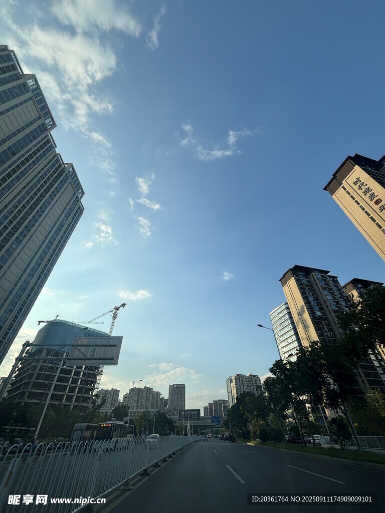 城市街道高楼蓝天景象