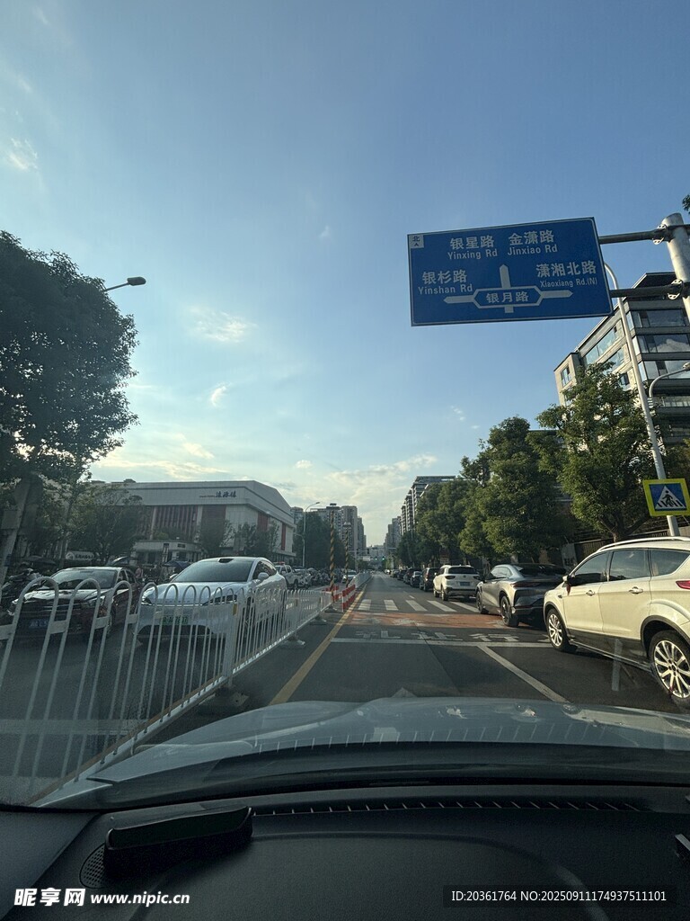 车内视角的城市道路景象