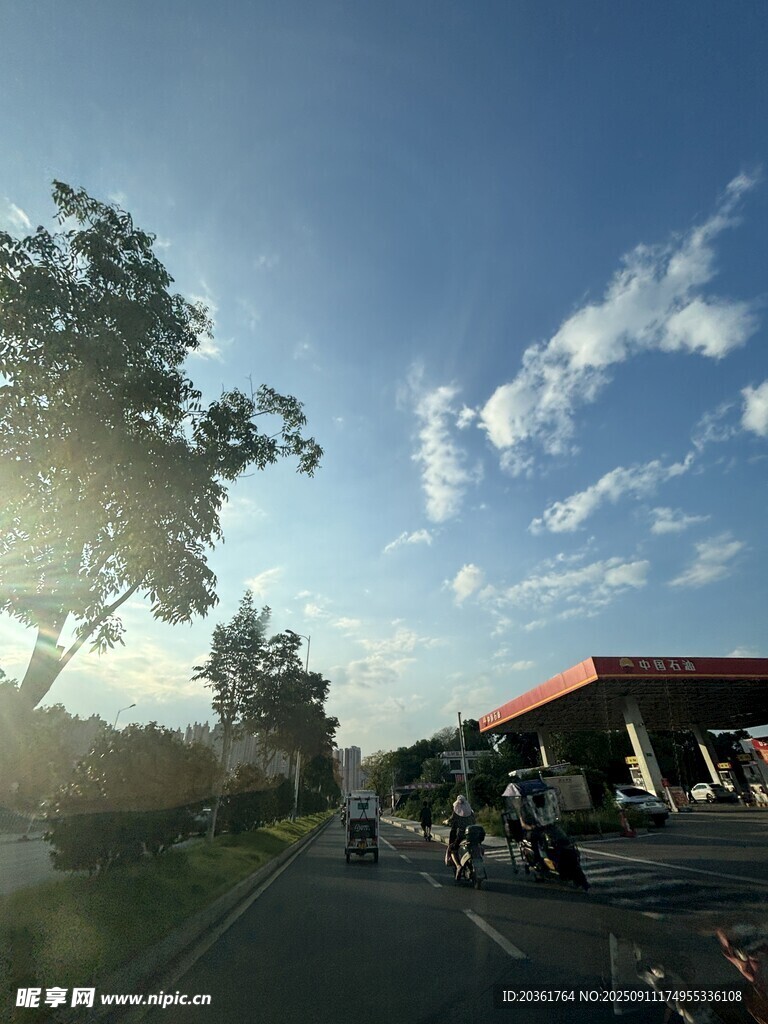 公路旁的加油站与风景