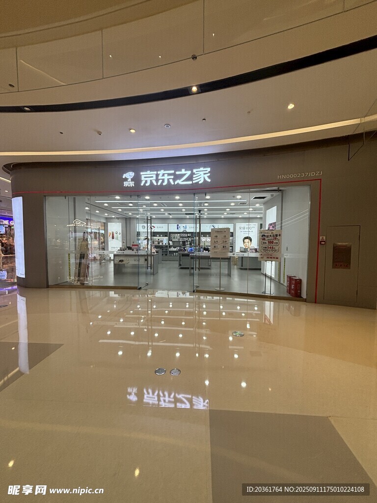商场内的精致店铺
