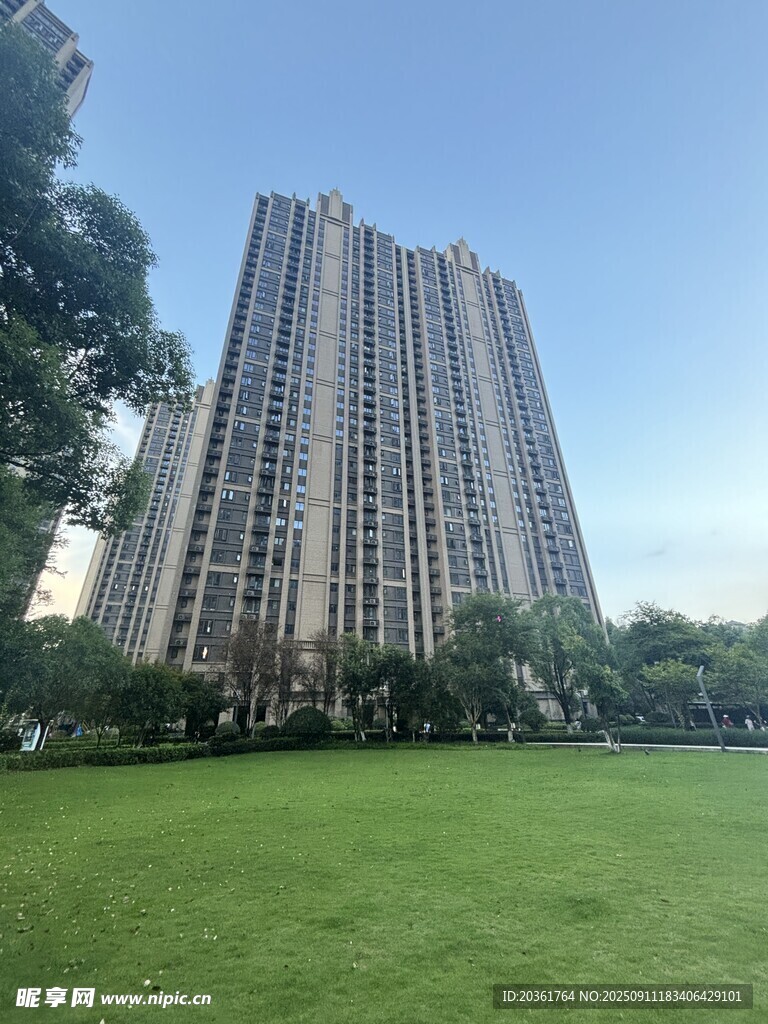 高楼前的大片翠绿草坪