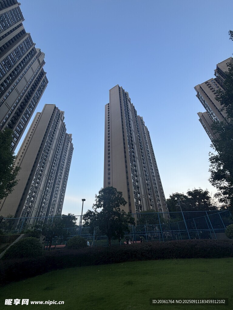 城市高楼与绿地景观