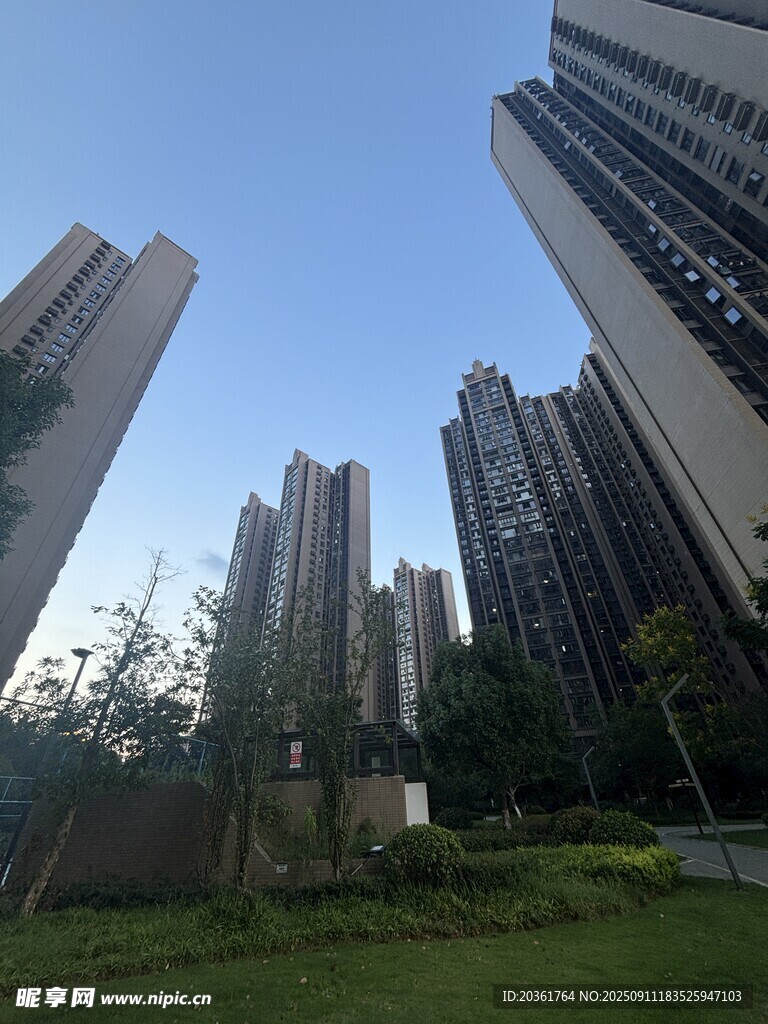 城市高楼与绿地景观