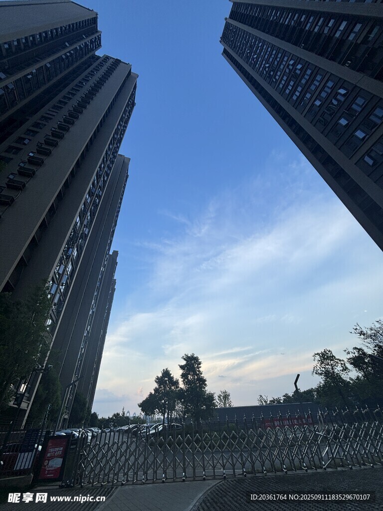城市高楼间的开阔天际线