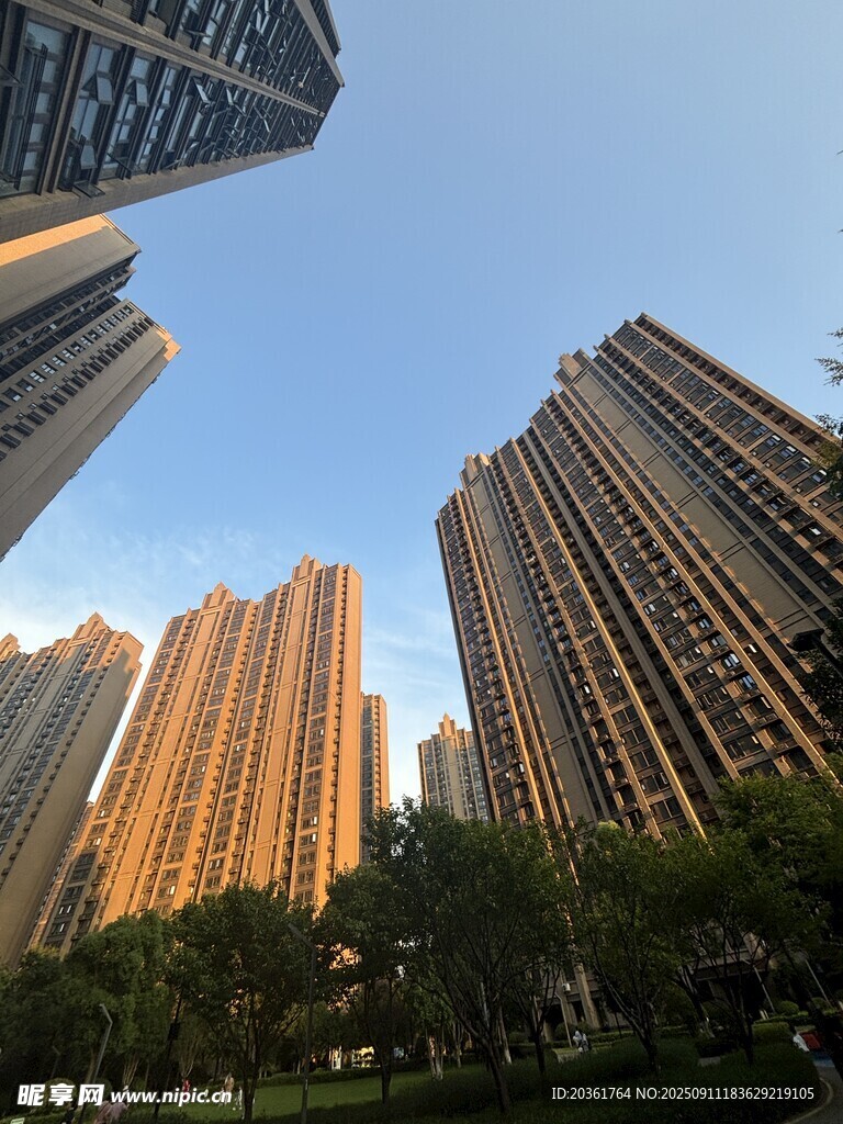 城市林立高楼与蓝天绿树