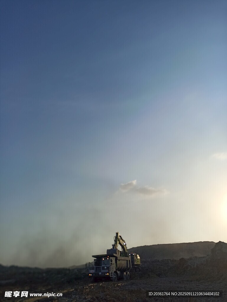 沙漠中的工程作业场景