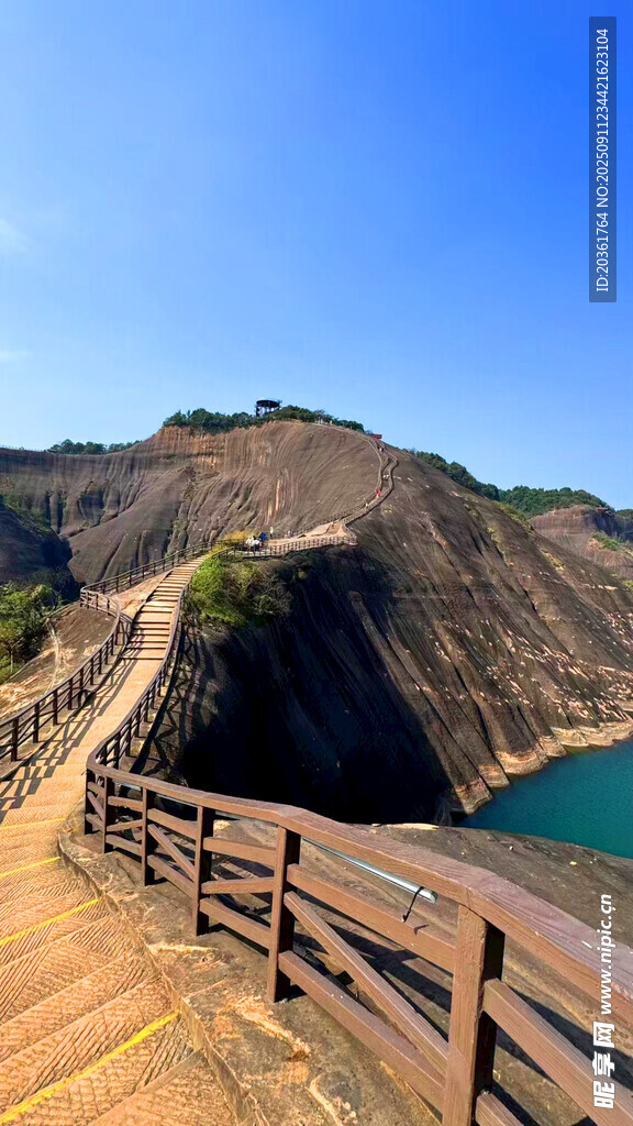 山间栈道旁的碧水青山