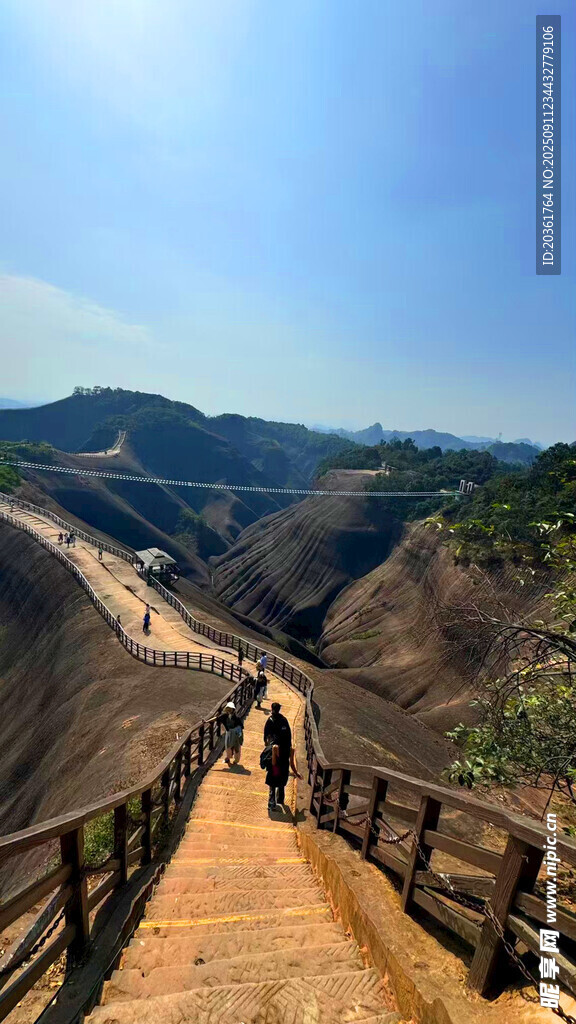 漫步山间木栈道赏壮丽风景