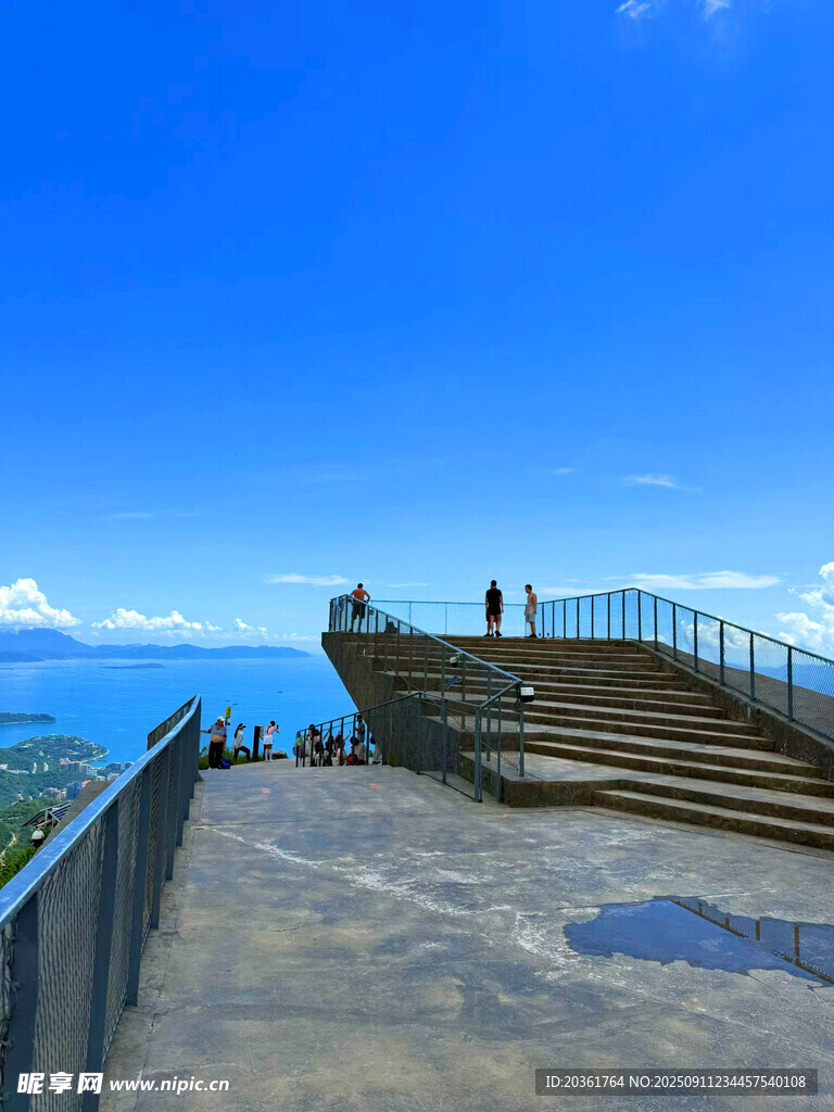 海边观景台的美丽景致