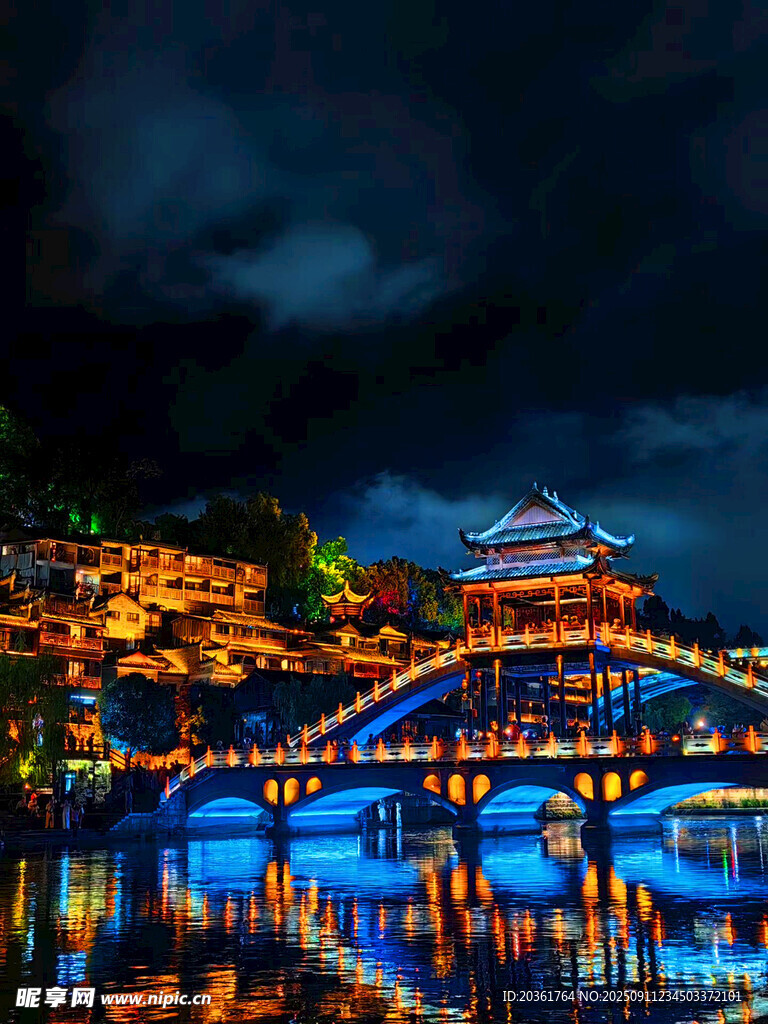 夜景中的绚丽古风廊桥