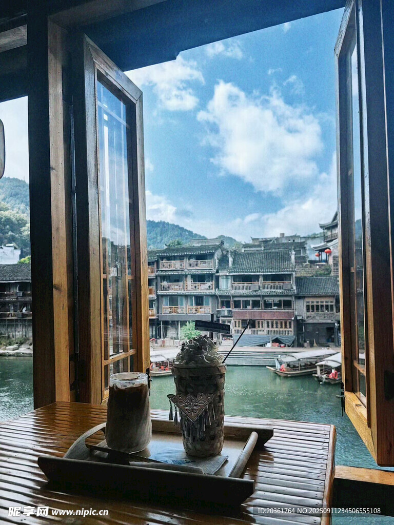 窗边赏景品茗的惬意时光