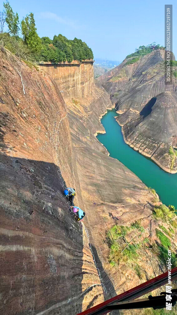壮观峡谷中的蓝色河流