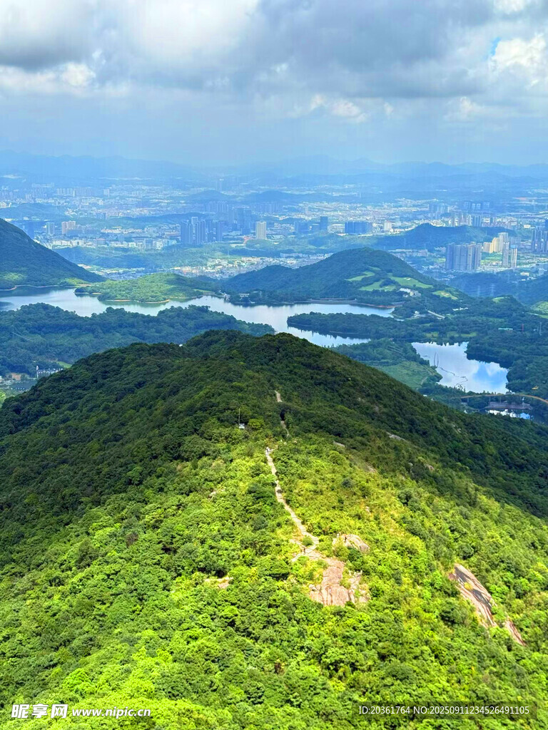 青山绿野间的壮阔风光