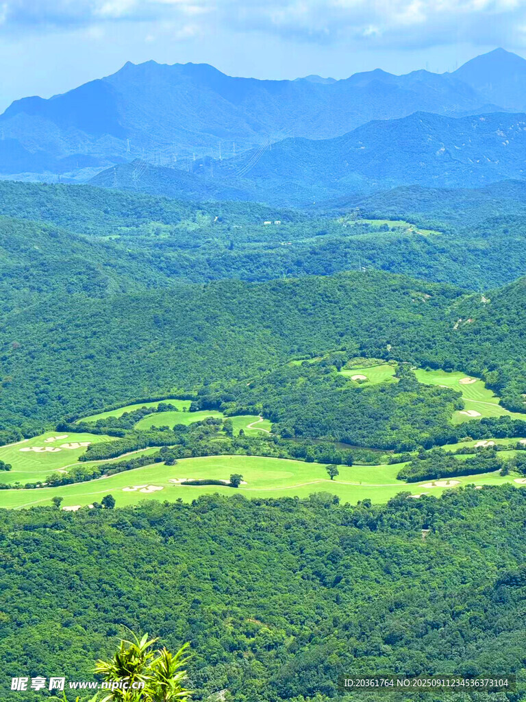 山峦绿野间的自然美景