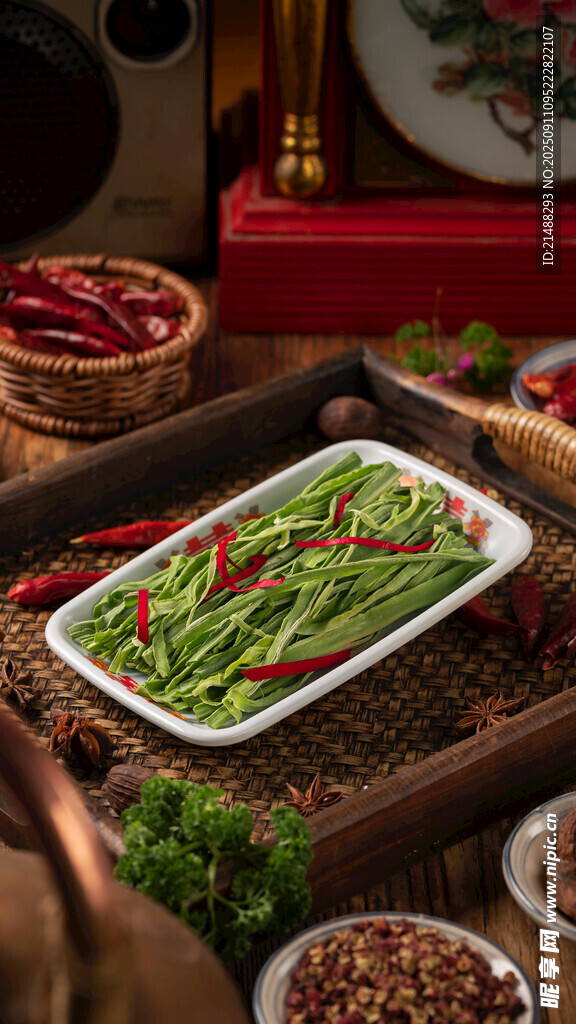 鲜辣尖椒炒肉丝摆盘精致