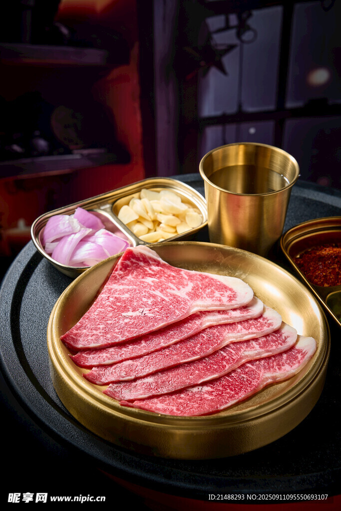 铜盘涮鲜牛肉美食场景