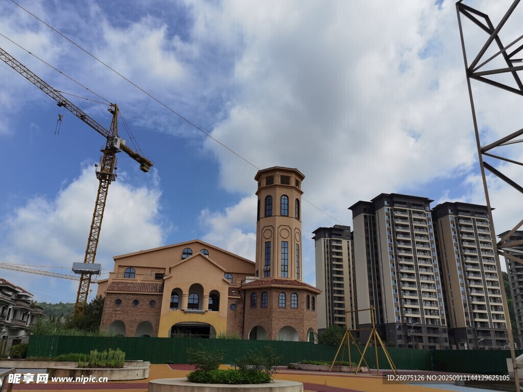 城市工地旁的特色建筑
