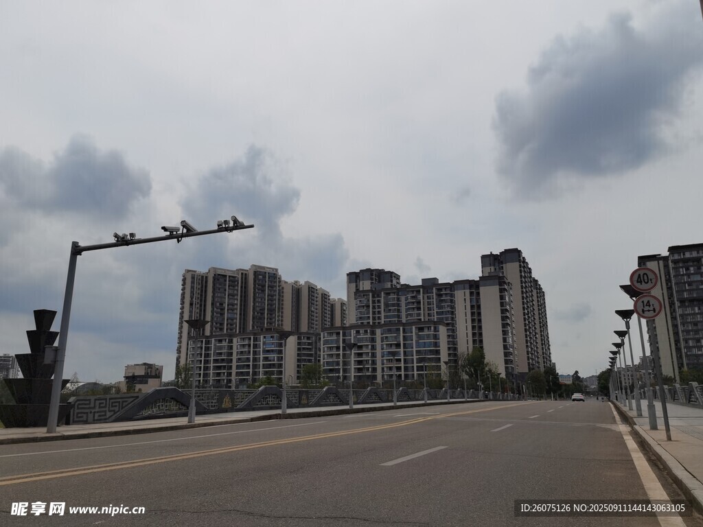 城市道路旁的高楼建筑群