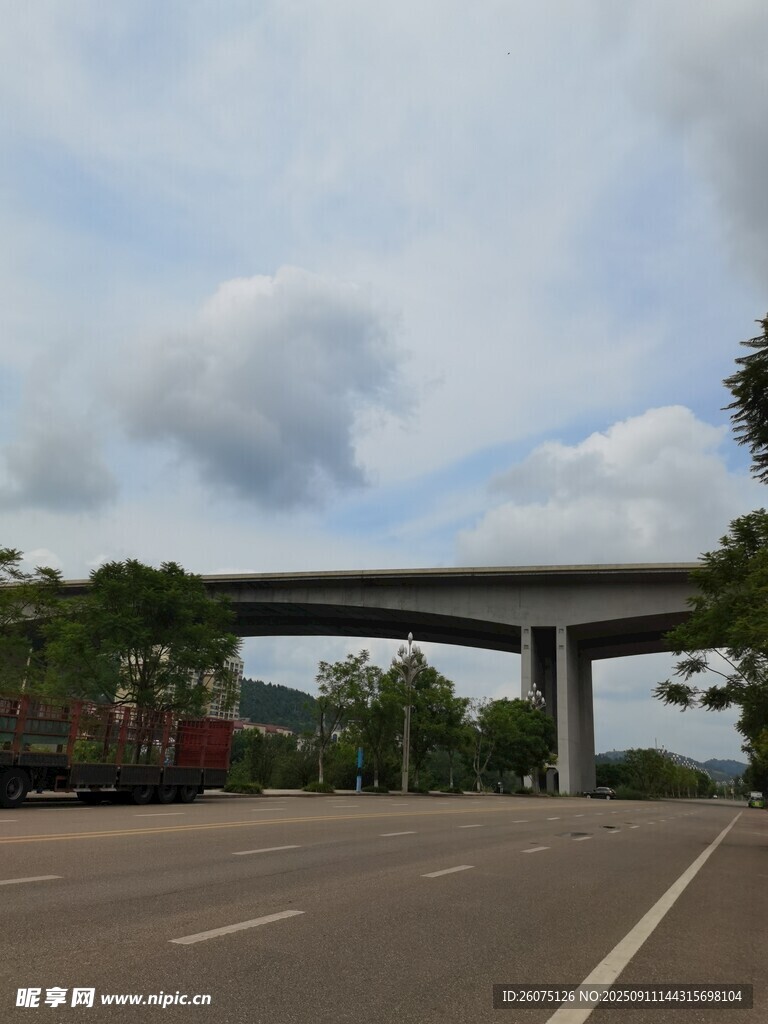空旷道路上的高架桥