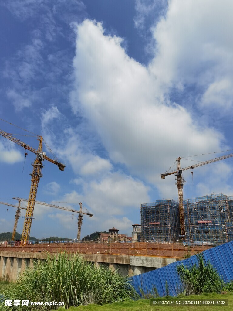 工地施工现场的繁忙景象