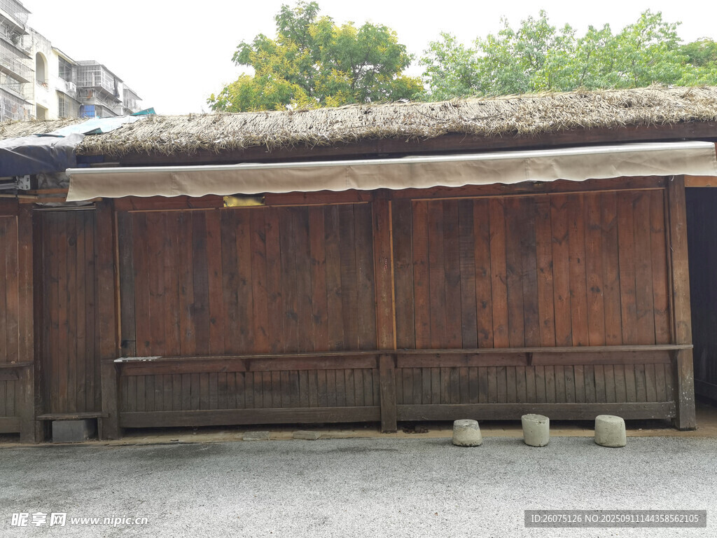 古朴木质小屋
