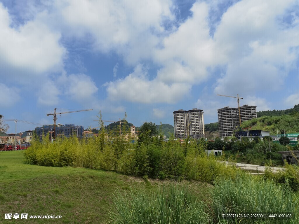 城市边的绿地与蓝天白云