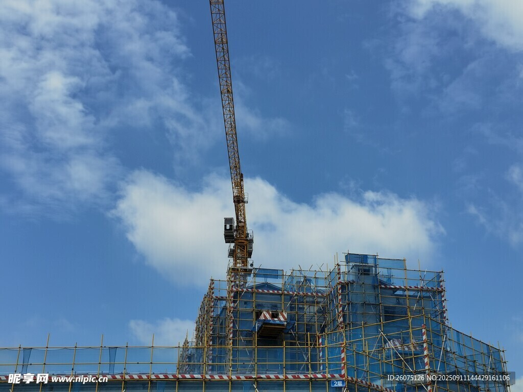 高楼建设中的起重机