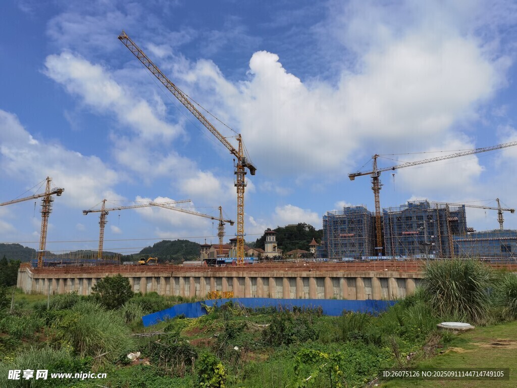 施工现场多台塔吊林立