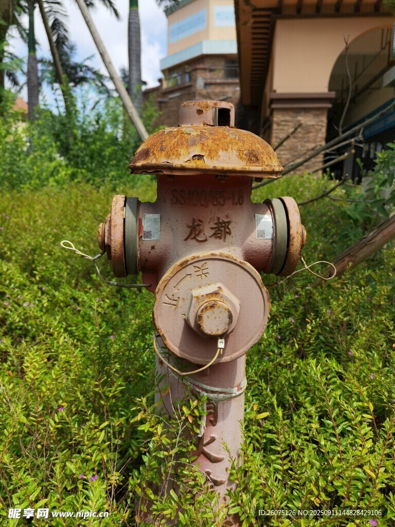 生锈的户外消防栓