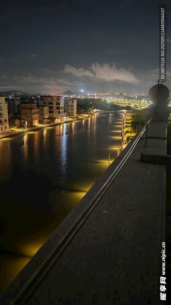 城市河畔夜景迷人风光