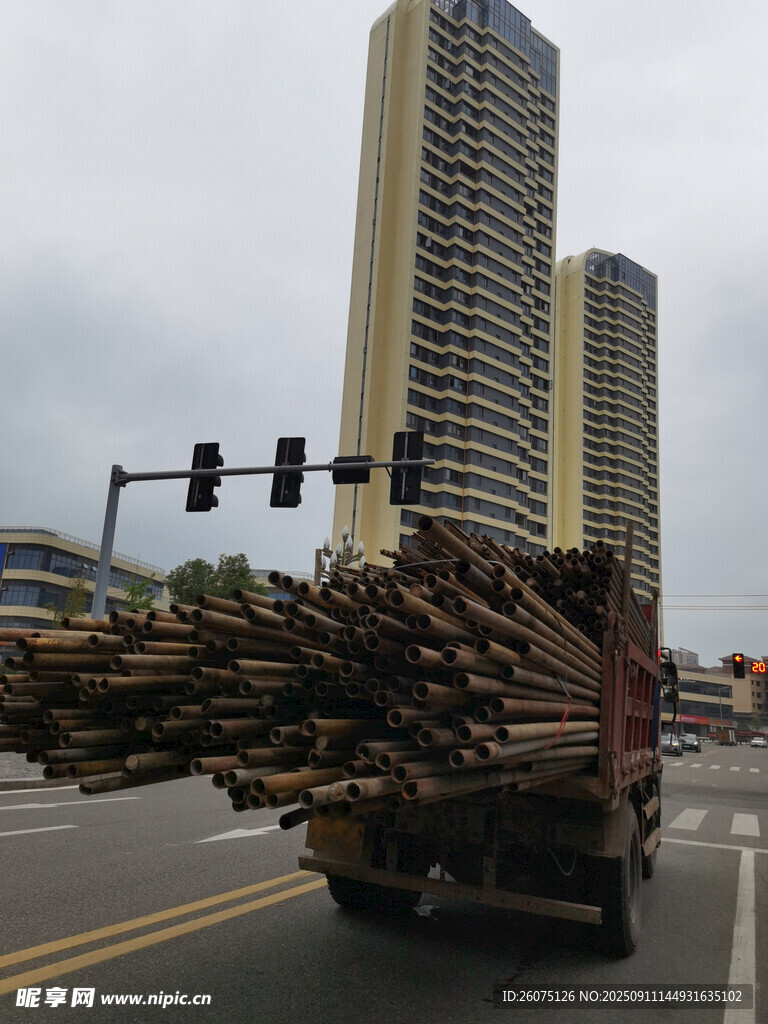 货车载管材行驶于城市道路