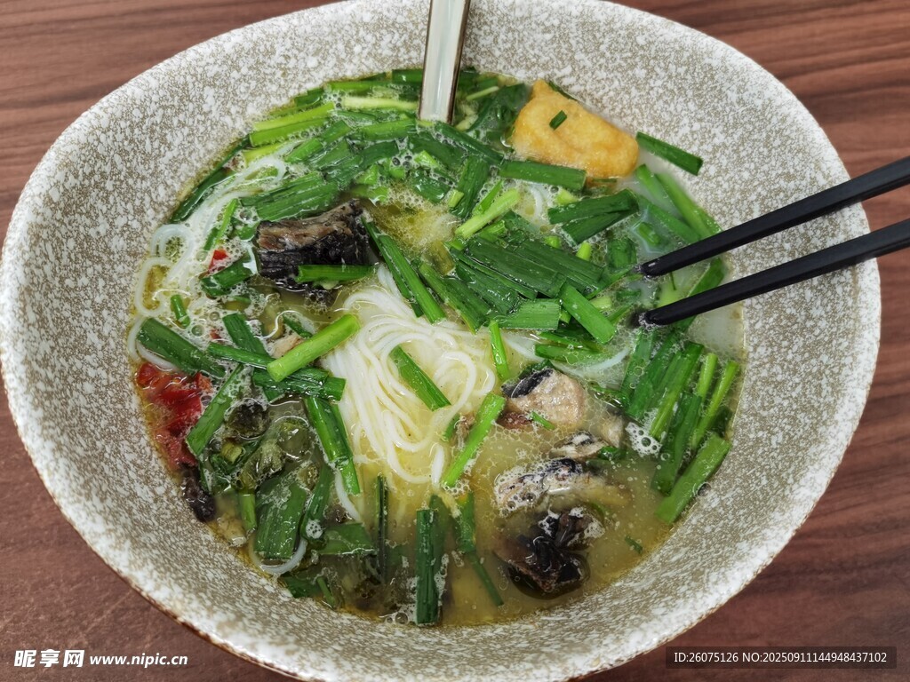 美味青菜乌鸡米线一碗