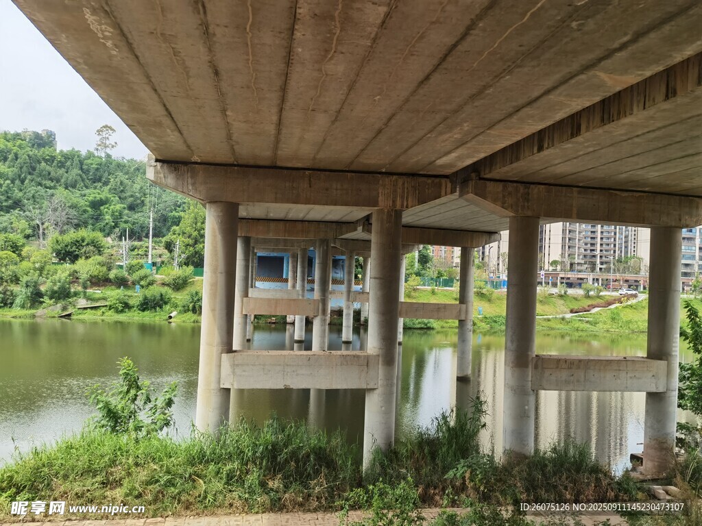 水边水泥架空建筑