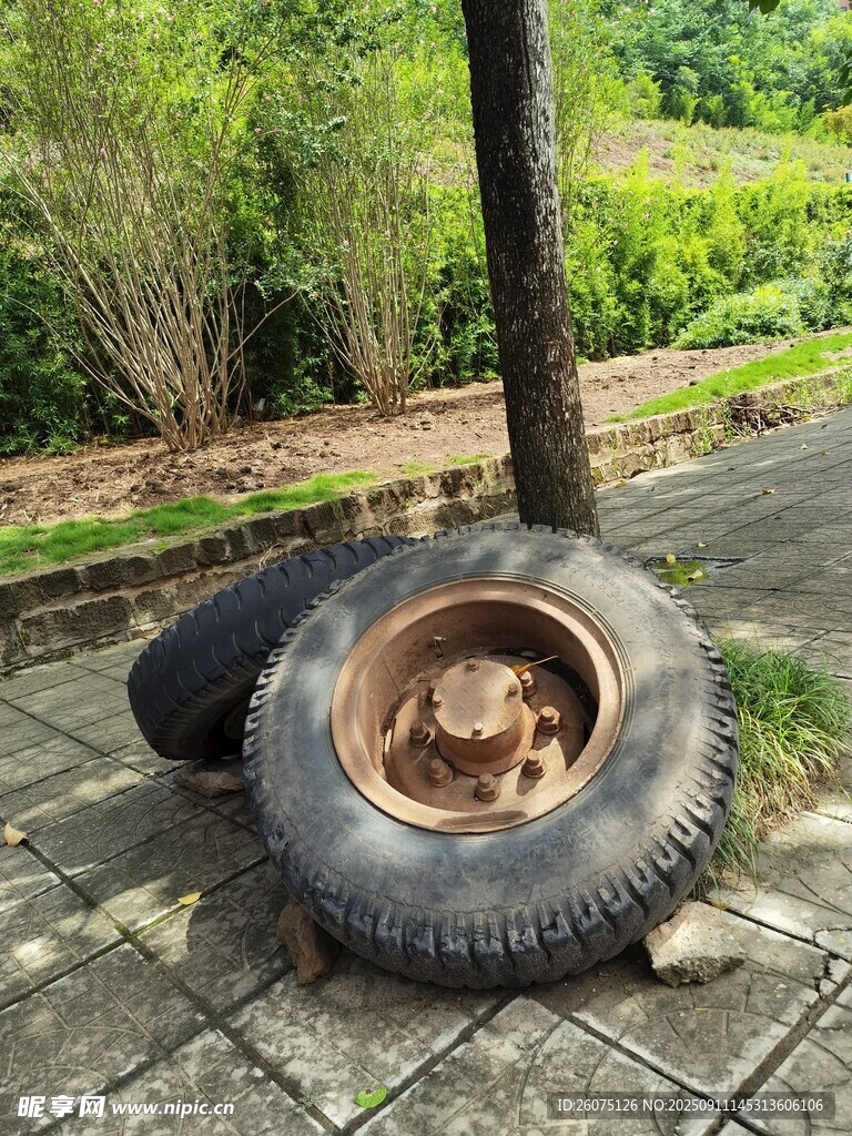 废弃轮胎置于户外地面
