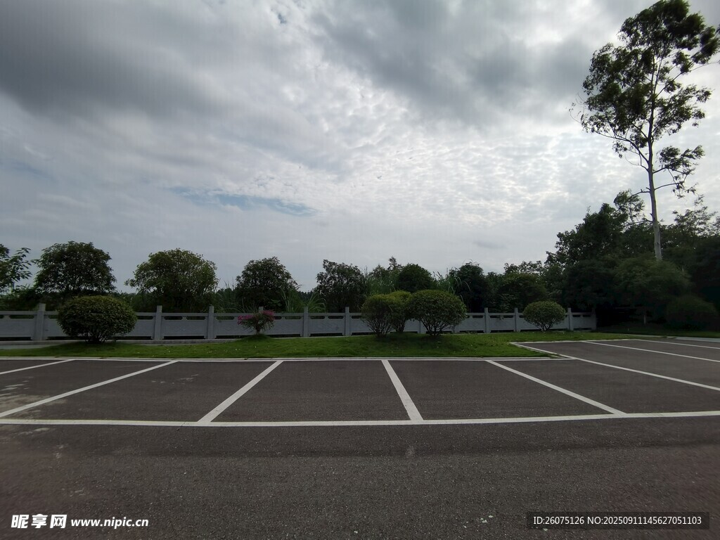 空旷停车场绿树阴阴