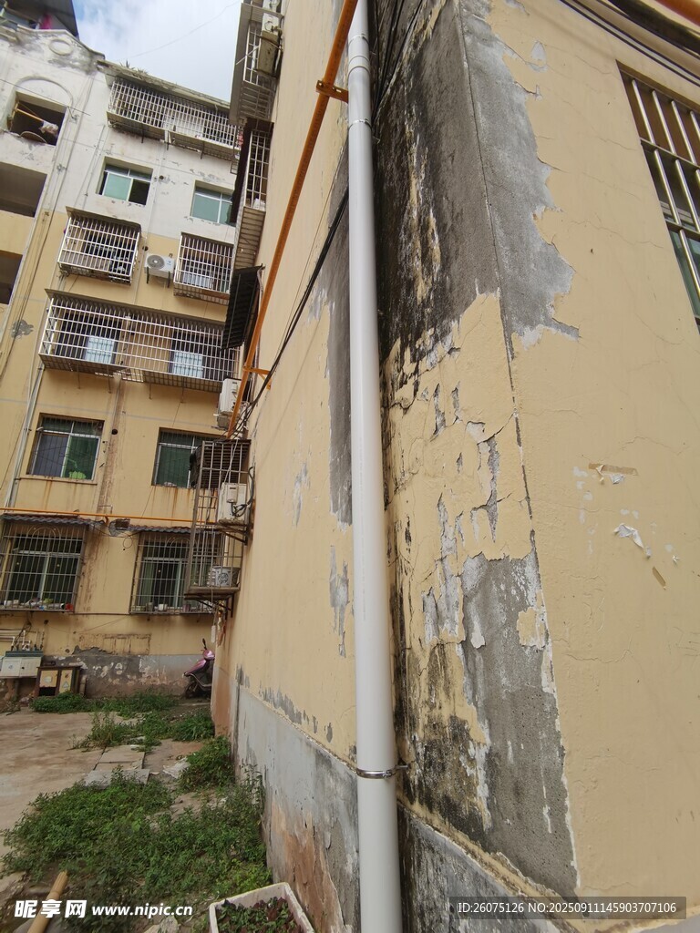 老旧居民楼旁斑驳墙面