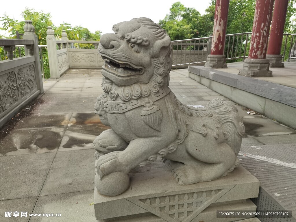 石狮子雕塑古朴威严