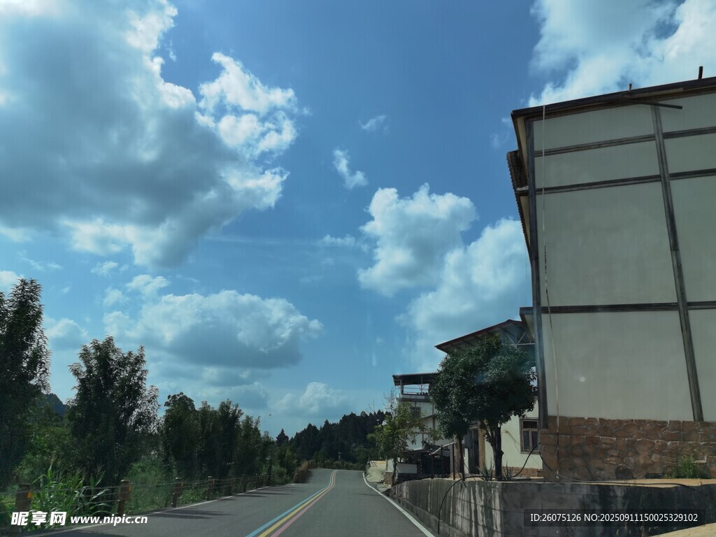 乡村公路旁的现代建筑