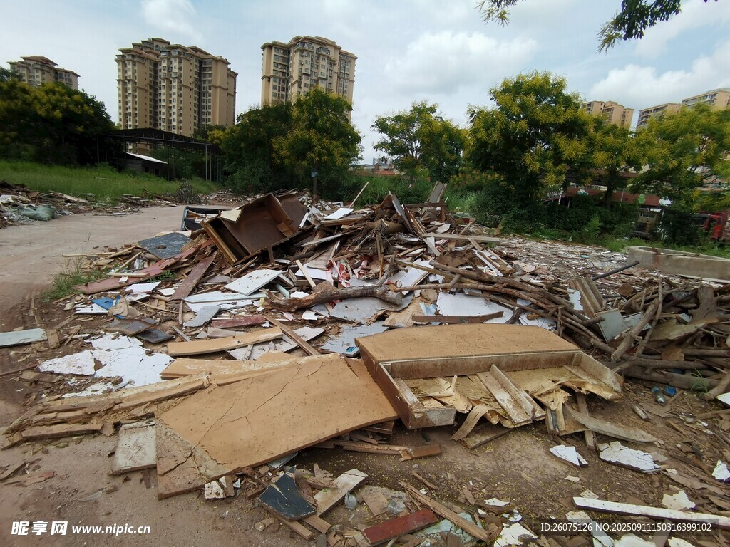 废墟现场的杂乱建筑废料