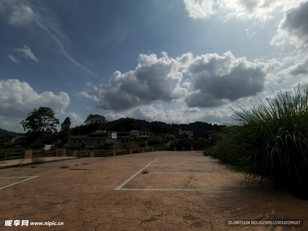 乡村户外开阔停车场场景