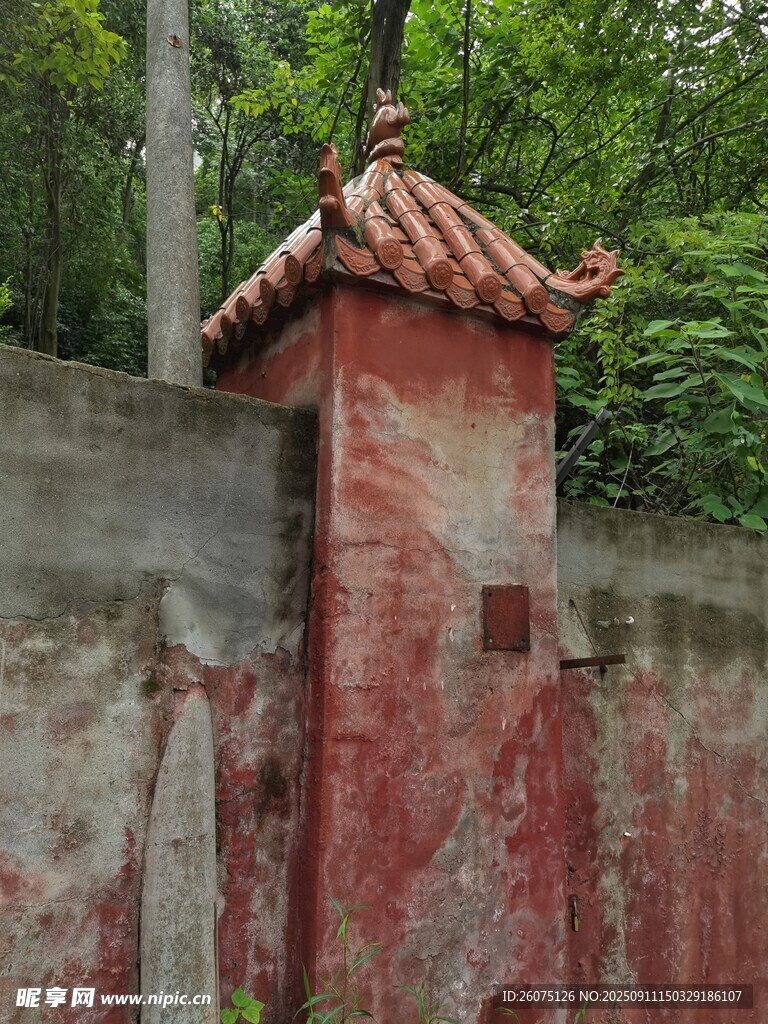 古旧红墙与中式屋顶一角