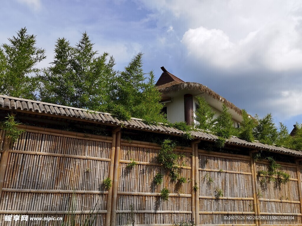 古朴竹墙旁的山林小屋