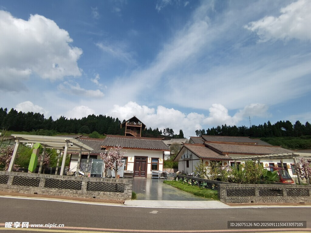 中式风格建筑蓝天白云相伴