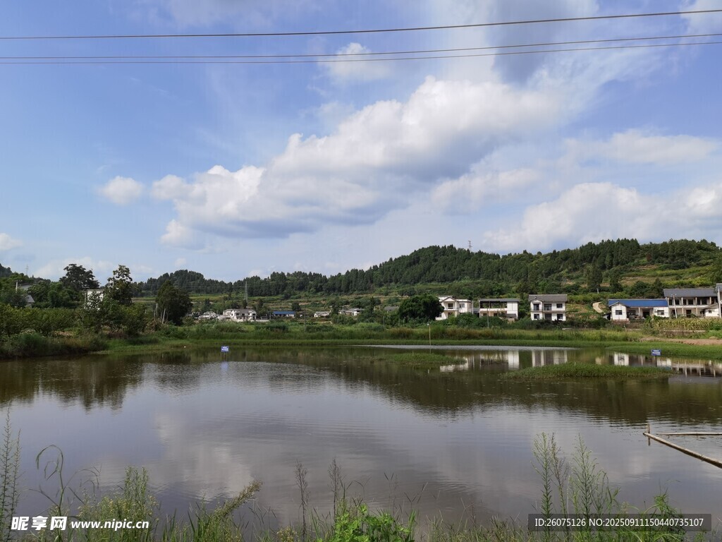 乡村湖畔美景