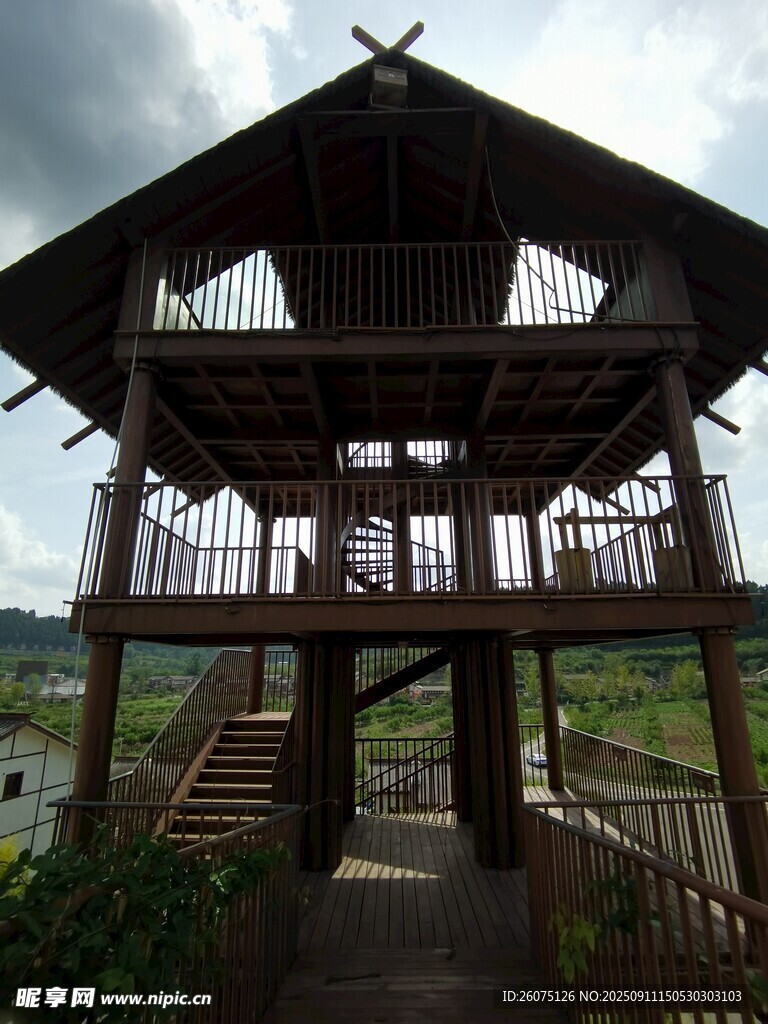 湖畔木质双层观景小屋