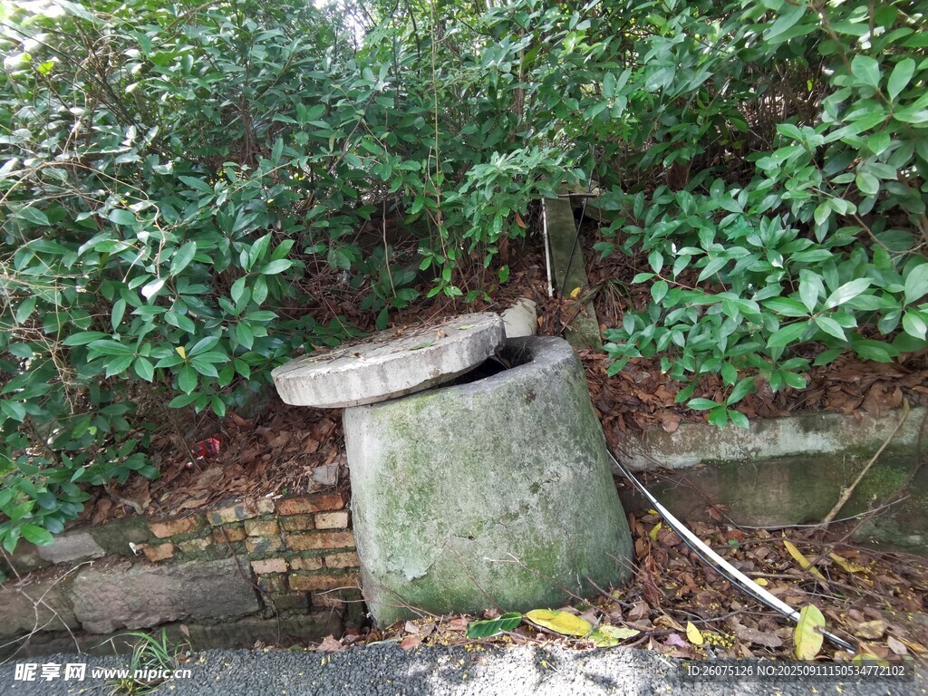 路边废弃石质物件