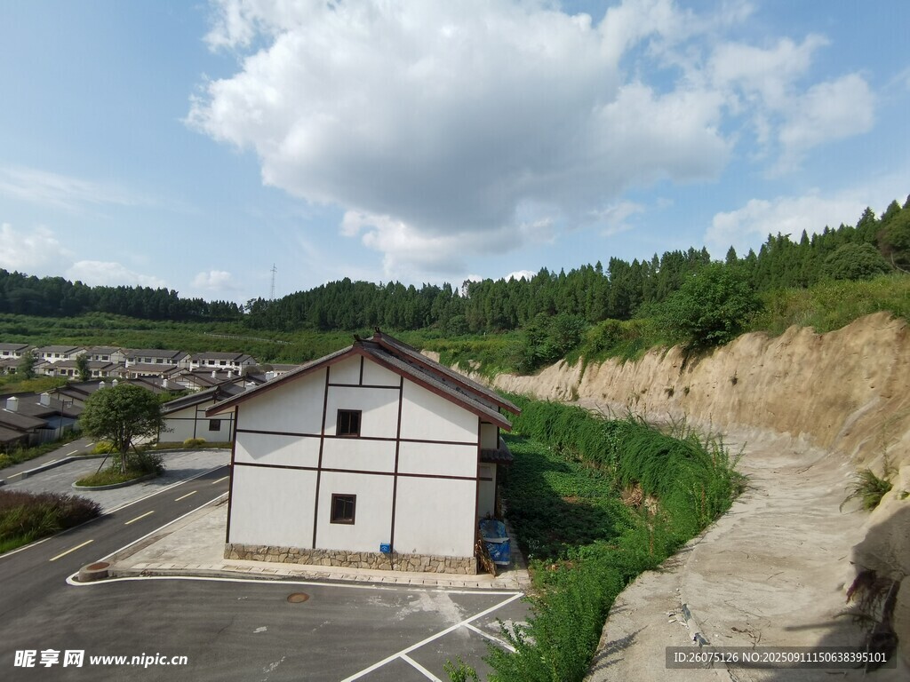 乡村旁的白色建筑
