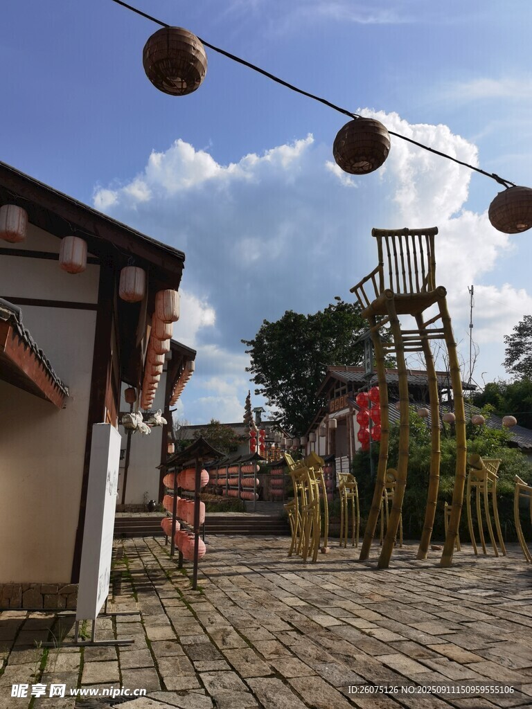 古巷景致悬挂灯笼添韵味